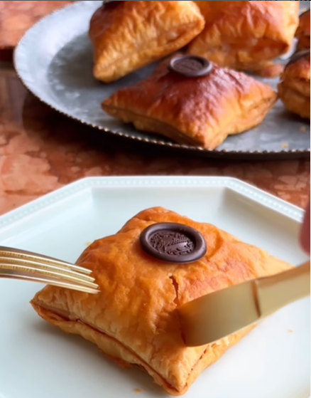 chocolatRip's tweet photo. 【三宮本店限定】

-キングクリームパイ-
三宮店で焼き上げたパリパリサクサクのパイに、
ご注文いただいてから自家製クリームをお詰めいたします。
お手土産やお家でのカフェ時間にもおすすめです。

*三宮本店限定
*数量限定
*12/21-25までは販売休止しております https://t.co/CZwF1i5W0n