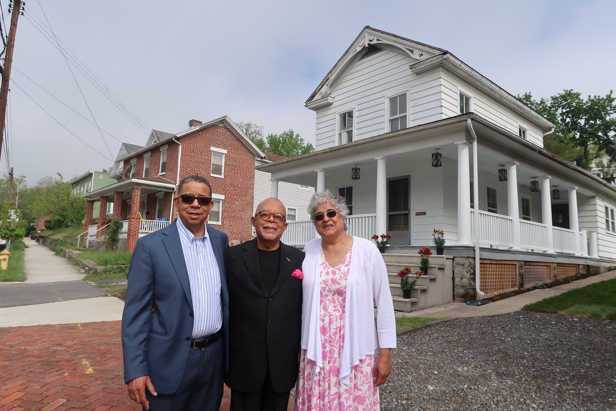 HenryLouisGates's tweet image. With the brilliance and dedication of our genetic genealogist CeCe Moore, we brought together generations of my family to reveal the stunning history uncovered in my own Book of Life..
Stream the full episode of #FindingYourRoots by going to pbs.org/findingyourroo…