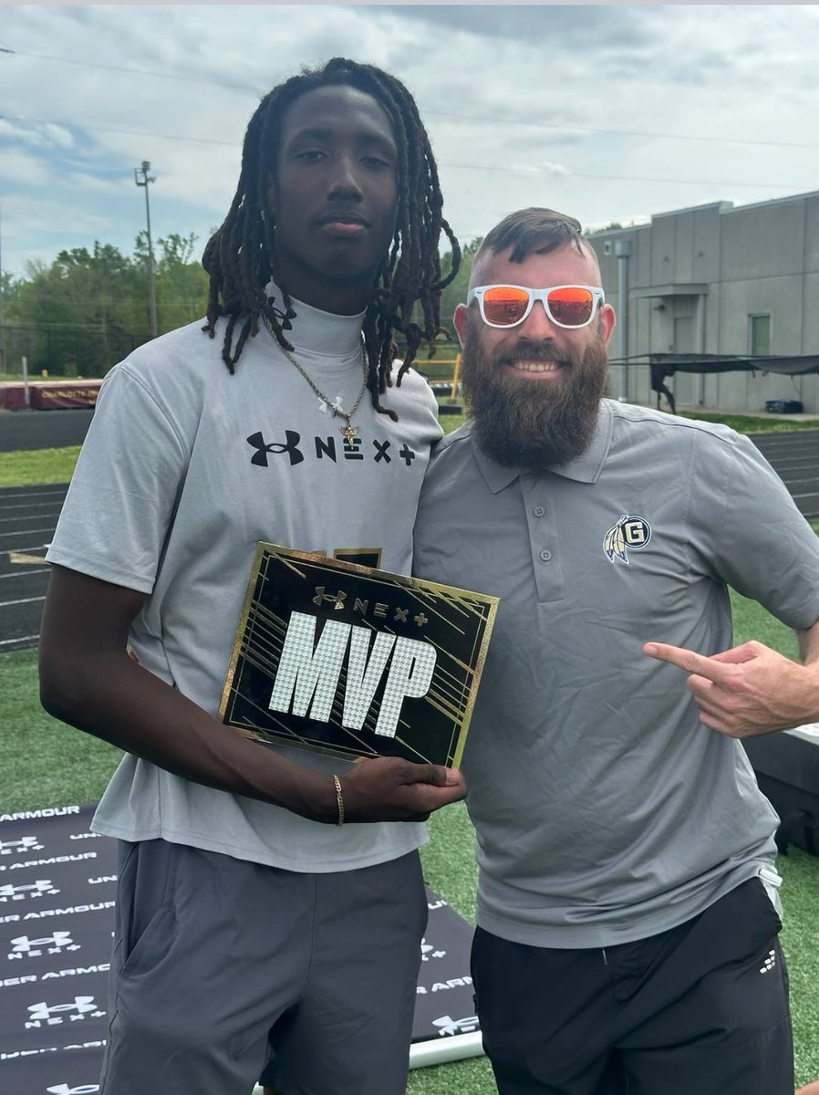 JayvonGilmore's tweet photo. #AGTG BLESSED TO WIN THE MVP AWARD AT THE UA NEXT CAMP! #WOOPIG🐗 🔴
@TheUCReport @GaffneyFootball @TomLoy247 @RivalsFriedman @adamgorney @UANextFootball https://t.co/FeYhjyVl9x