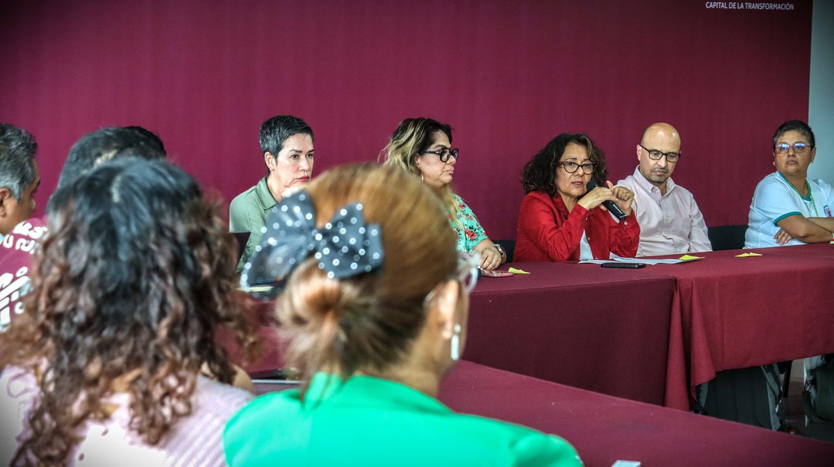 Ines_GONI's tweet photo. Esta tarde, llevamos a cabo una reunión con el Sindicato Nacional de Personas Trabajadoras del Hogar, para analizar los desafíos en la aplicación efectiva de los derechos laborales y humanos de las Personas Trabajadoras Remuneradas del Hogar.

En este encuentro también estuvieron presentes Alfonso García Castillo, Coordinador de Atención y Educación de @COPRED_CDMX, así como representantes del @icat_cdmx , del @CCLCDMX , y de la Procuraduría de la Defensa del Trabajo.

El objetivo de esta reunión fue fortalecer la coordinación interinstitucional para prevenir abusos laborales y garantizar condiciones dignas de trabajo en la Ciudad de México.     
                                                            
#CapitalDeLaTransformación #UtopíaLaboral
@ClaraBrugadaM @GobCDMX @TrabajoCDMX