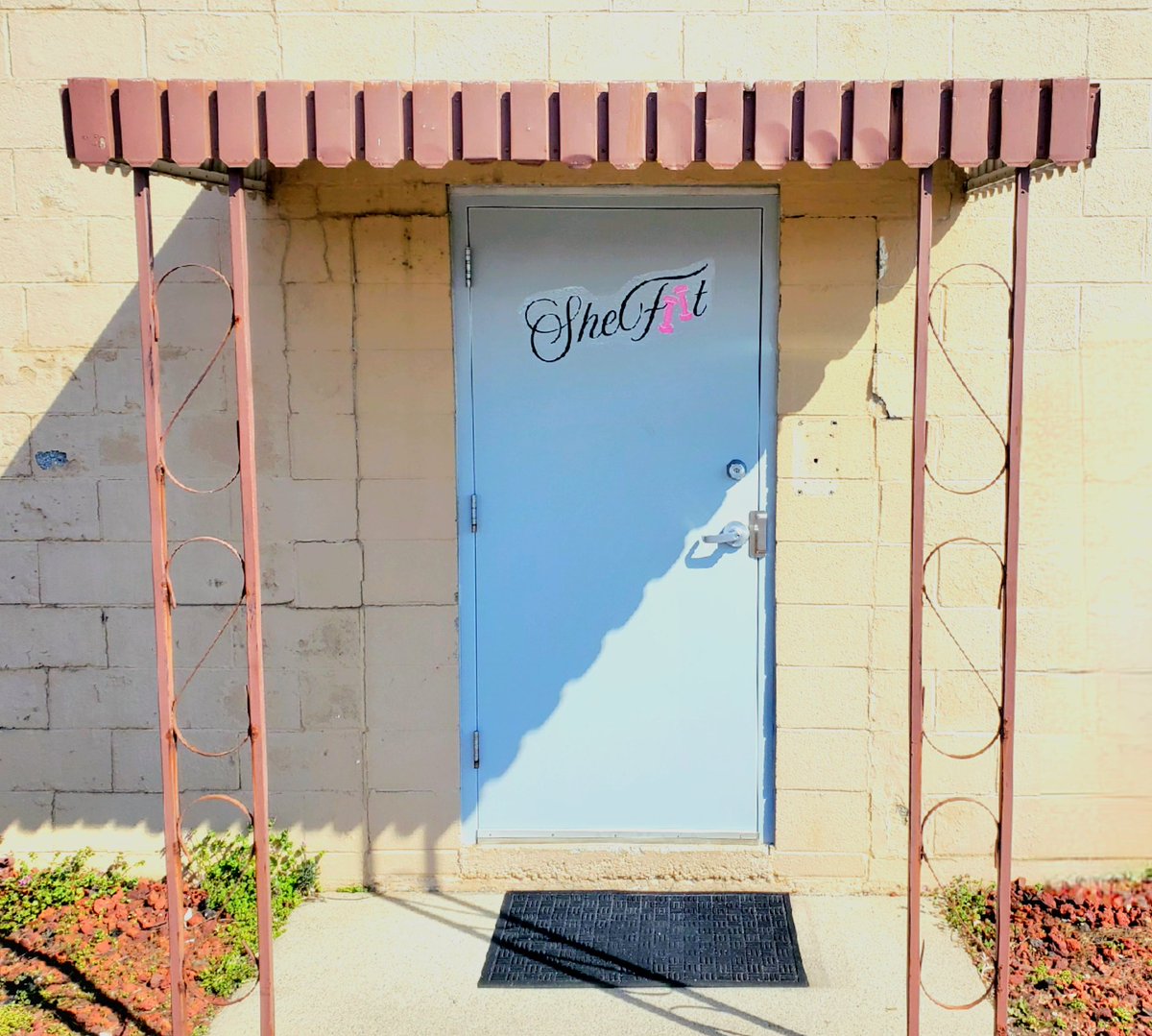 SignShopGirl1's tweet photo. Stay #FIT🔥 #SHEFIIT #LOCAL #GYM💪 #WomenEmpowerment🥰 #defiance #oh #graphicdesign 🚨#business #sign 👇🏼 #pink #Grey #black #reflectivevinyl 💫✅️ https://t.co/s0ZeykEEcs
