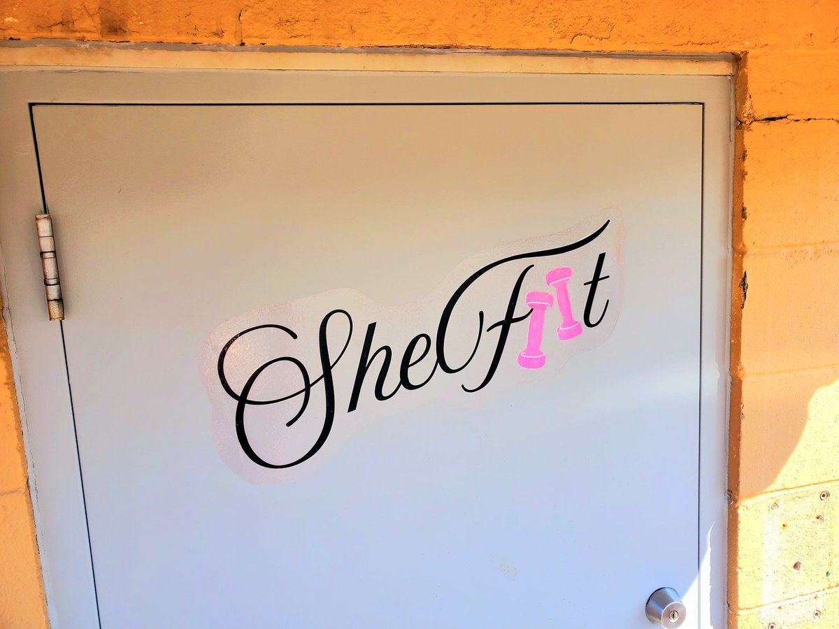 SignShopGirl1's tweet photo. Stay #FIT🔥 #SHEFIIT #LOCAL #GYM💪 #WomenEmpowerment🥰 #defiance #oh #graphicdesign 🚨#business #sign 👇🏼 #pink #Grey #black #reflectivevinyl 💫✅️ https://t.co/s0ZeykEEcs