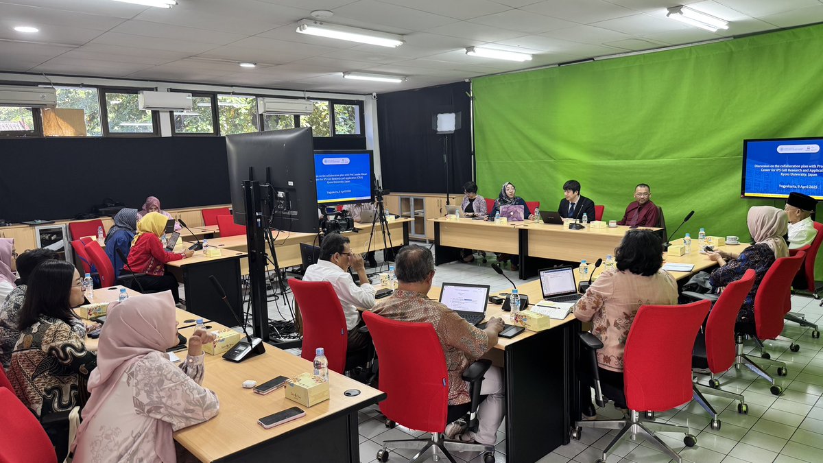 cbmh_ugm's tweet photo. Yogyakarta, 8 April 2025 - Center for Bioethics and Medical Humanities (CBMH) UGM menyelenggarakan diskusi rencana kolaborasi dengan Prof. Jusaku Minari dari Center for iPS Cell Research and Application (CiRA), Kyoto University, Jepang. Bertempat di Gedung Litbang FK-KMK UGM https://t.co/L3s3TyaZ83
