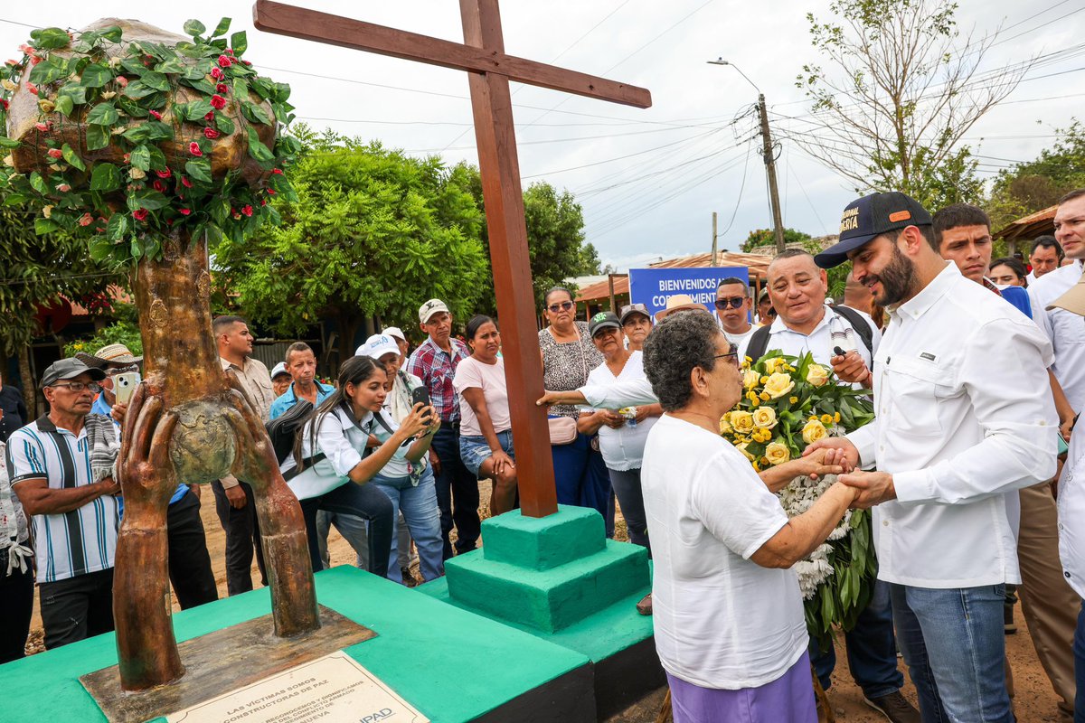 ErasmoZB's tweet photo. ¡La verdadera reparación es acciones concretas, voluntad e inversión!

Hoy, 9 de abril, conmemoramos el Día Nacional de la Memoria y Solidaridad con las Víctimas del Conflicto Armado desde el corregimiento de Villa Nueva, en Valencia, acompañados también por víctimas y líderes de Mejor Esquina, un territorio profundamente marcado por la violencia.

Nuestro compromiso es con su reparación integral, mantener viva la memoria y promover acciones que impulsan la transformación de estas comunidades a través de la educación, el deporte y la cultura.

Entre ellas, la construcción de una placa deportiva cubierta en el corregimiento de Mejor Esquina, Buenavista, para fortalecer las escuelas deportivas locales y brindar espacios dignos para la niñez y juventud.

¡No podemos cambiar el pasado, pero si podemos trabajar por la no repetición. Para que nuestra infancia crezca con esperanza!