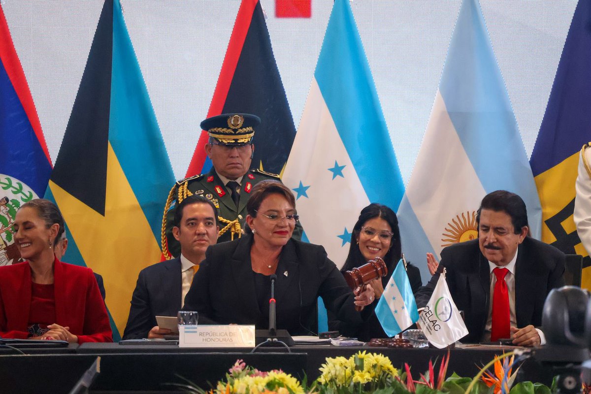 La Presidenta Constitucional de Honduras y Presidenta Pro Tempore de la #CELAC, <a href="/XiomaraCastroZ/">Xiomara Castro de Zelaya</a> liderando con el espíritu de Morazán y Bolivar la IX Cumbre de Jefas y Jefes de Estado de la Comunidad de Estados Latinoamericanos y el Caribe en Tegucigalpa.