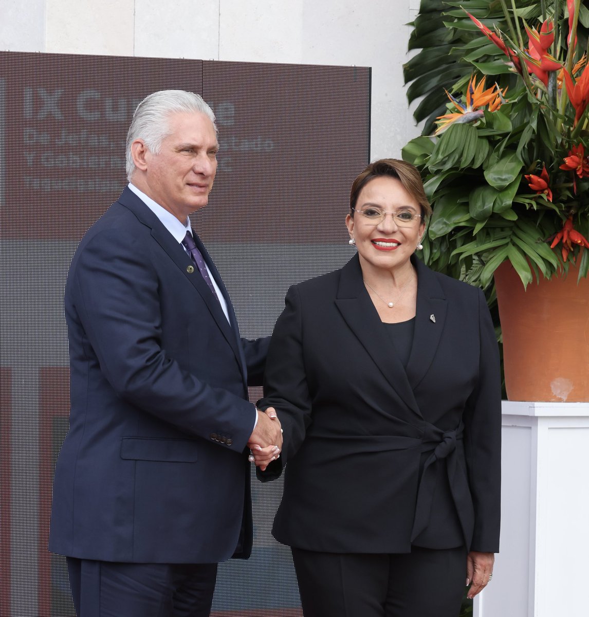 ApagatuFuego's tweet photo. Cuba siempre estará en la primera línea de los esfuerzos por fortalecer avanzar hacia una integración que permita reposicionar a América Latina y el Caribe en el escenario internacional
@DiazCanelB 
@IzquierdaPinera 
@IzquierdaUnid15 
@pidio65139 
@SinMiedoAlFuego 
@Tocopan_91 https://t.co/rUa2DYxp9x