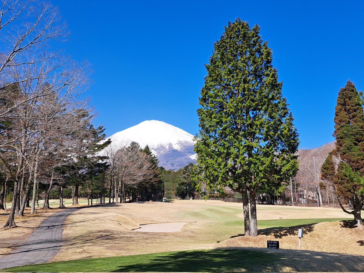 kmht4976's tweet photo. 久しぶりの富士の杜ゴルフクラブ⛳

天気が良くて絶好のゴルフ日和でした。
珍しく終日富士山が見えてました。
ランチは名物吉田うどん。

来週は御殿場ゴルフクラブ⛳ https://t.co/FFX4daGkPl