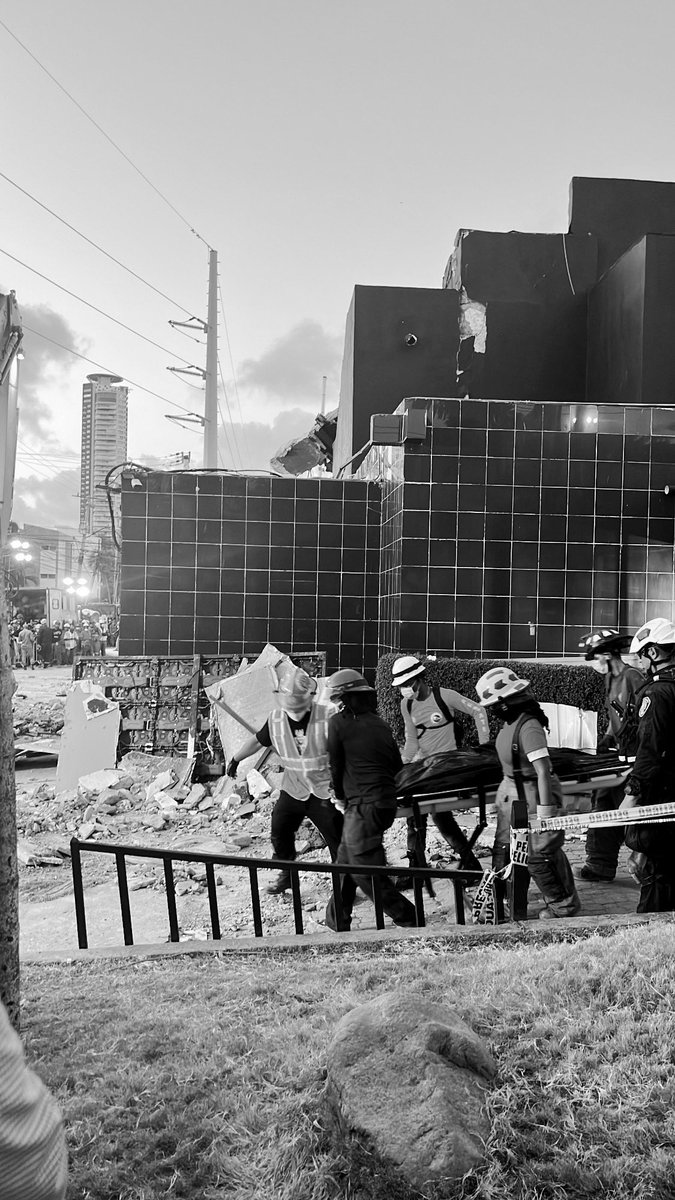 Foreverinpayne4's tweet photo. Todo esto fue solo consecuencia de la negligencia y el favoritismo de clases que dominan el sistema mi país. 💔🇩🇴

¡NO FUE UN ACCIDENTE!

#DueloNacional #RepublicaDominicana #luto https://t.co/LoZxvM8CWa