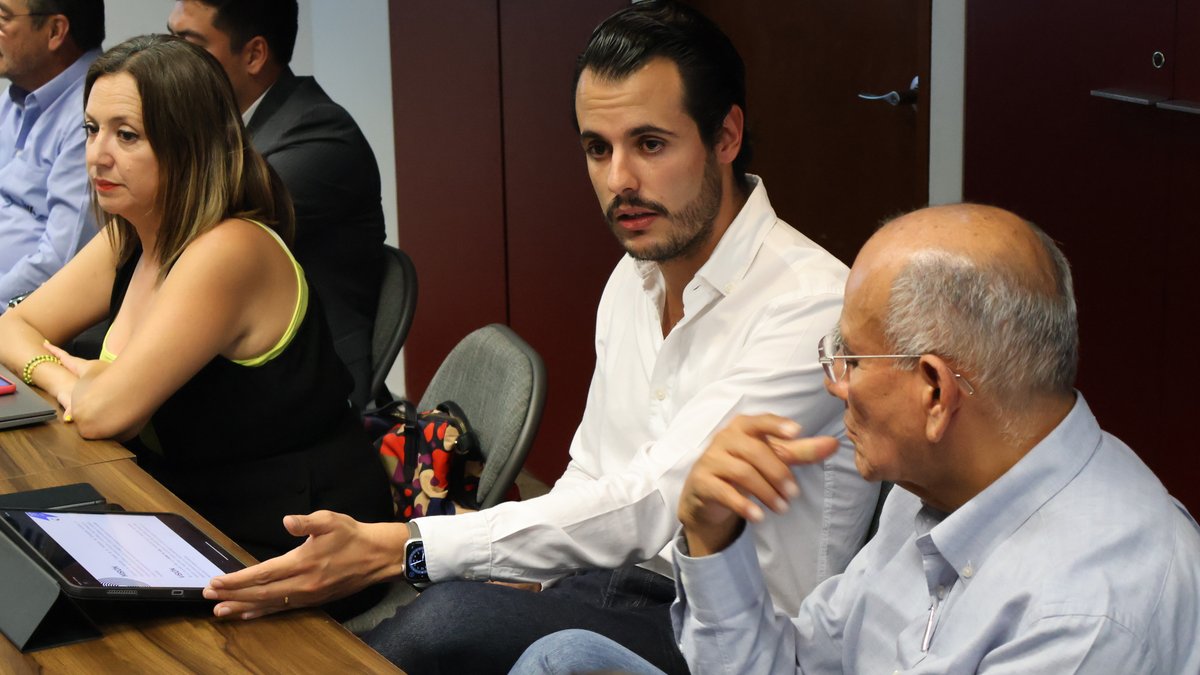 El <a href="/MpioCorregidora/">Municipio de Corregidora</a> fue nuestro invitado de honor en la más reciente reunión del  Consejo Querétaro, siendo representado por <a href="/hlorag/">Hugo Lora González</a> Hugo Lora González , Secretario Técnico del Municipio de Corregidora, acompañado por el Diputado <a href="/tonozapatag/">Toño Zapata</a> Toño Zapata . No cabe duda que el