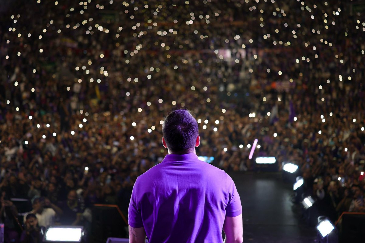 Adnecuadorok's tweet photo. ¡QUÉ VIVA ECUADOR! 🇪🇨
Lo que vivimos en el Coliseo Rumiñahui fue más que un evento: fue la fuerza de un país que defiende lo que ha empezado a construir. Pichincha habló fuerte: no vamos a volver al pasado de miedo, corrupción y sometimiento.

Tampoco caeremos en la falsa paz que hoy quieren disfrazar con “gestores de paz”. Sabemos lo que está en juego: nuestra libertad, nuestra seguridad y el futuro de nuestras familias.

En menos de un año, con decisión enfrentamos al crimen y empezamos a recuperar la esperanza. 
Cada abrazo y cada aplauso fue un mensaje claro: ¡no vamos a entregar el país a los mismos que lo destruyeron!

Este 13 de abril, no pongamos en riesgo lo que estamos logrando. Vota por @DanielNoboaOk ¡Juntos vamos a llevar a #EcuadorParaAdelante!
