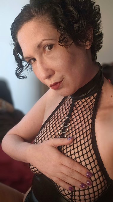 Mistress Veritas X - Your favorite domme is live now and looking all... Yup. 😉 top up and see you soon. You're welcome. https://t.co/fGjWoTfvVm https://t.co/2FY6vLUm8q