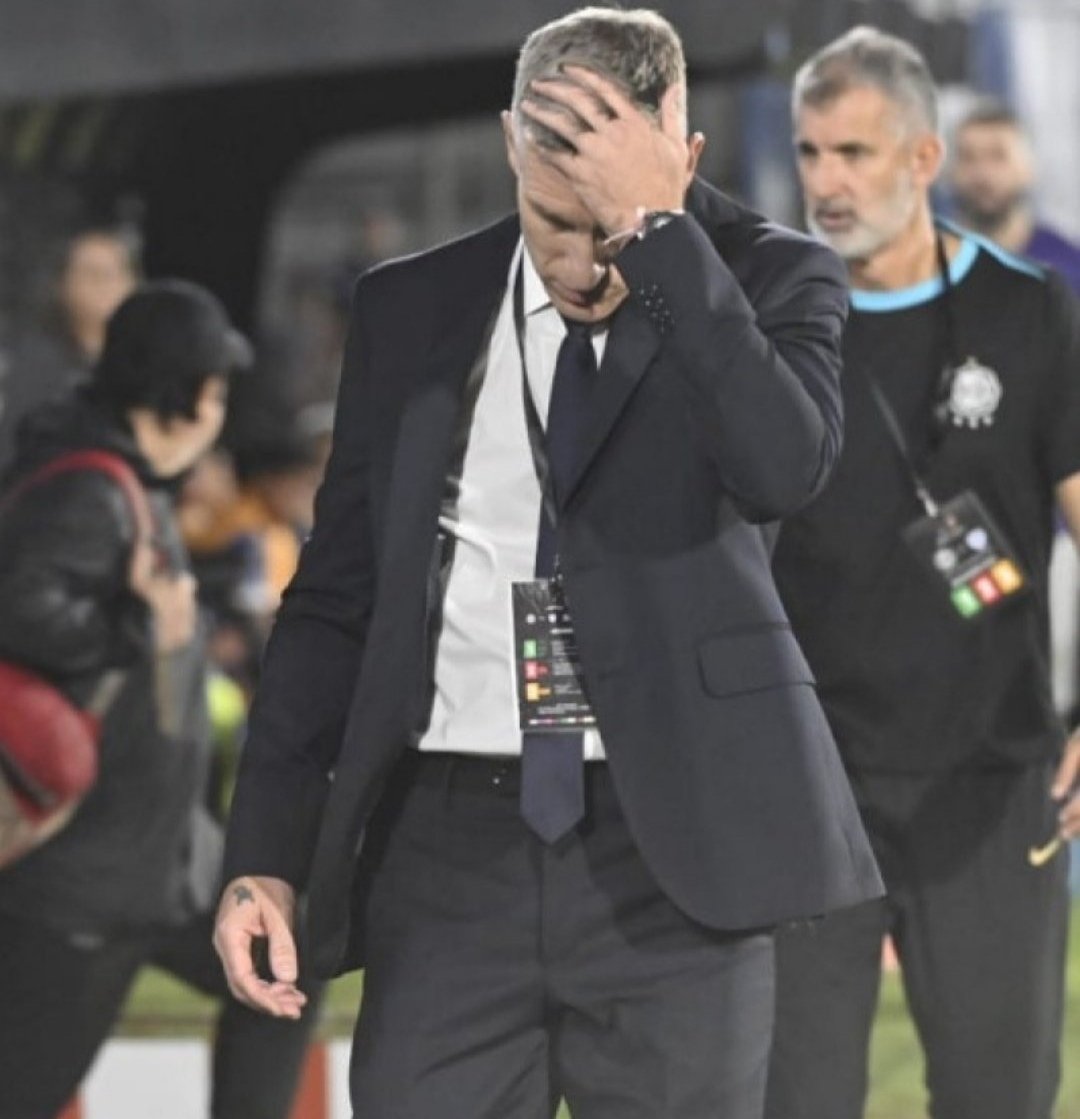 gustavitolepi's tweet photo. Palermo tras caer derrotado ante #Velez por 4 goles contra 0 en #CopaLibertadores ⚽
"Pedir disculpas a los Hinchas es un dolor grande, lo mejor que se puede hacer en caliente es no tomar ninguna decisión, hablar en la próximamidad con los dirigentes y ver que es lo mejor" #FALG https://t.co/Iatmxi5dHK