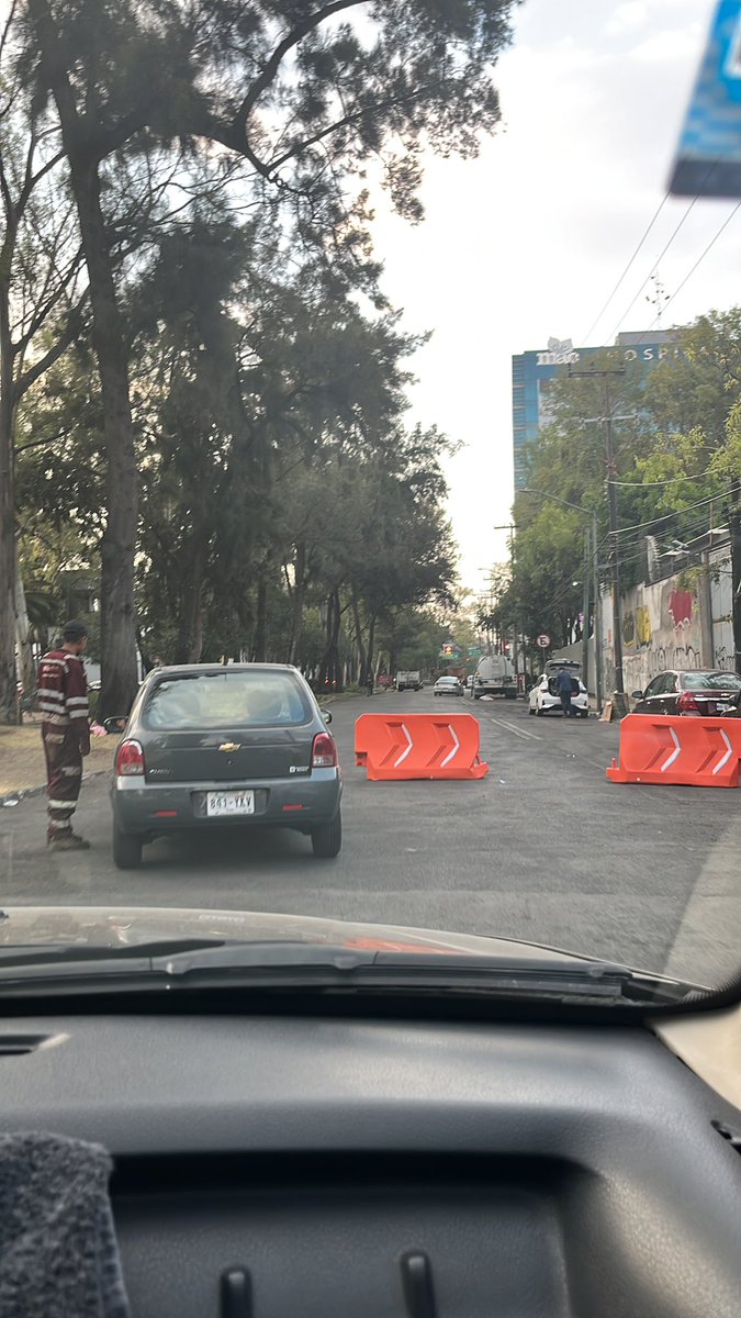 ReporteritaVial's tweet photo. @planetfitnessmx Suc. La Viga, por fa, de cuatro envíen un comunicado que el carril derecho de la avenida está cerrada por reparación y dificulta el acceso al estacionamiento 😖 https://t.co/j9HVasATou