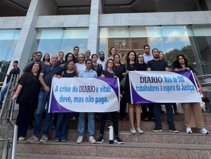 O <a href="/DiarioPE/">Diario de Pernambuco</a>, jornal mais antigo em circulação na América Latina, está devendo direitos trabalhistas aos ex-funcionários e aos trabalhadores que ainda estão lá. Hoje, estivemos na <a href="/assembleiape/">ALEPE</a> com o apoio do deputado João Paulo para cobrar que o dono do jornal pague suas dividas.