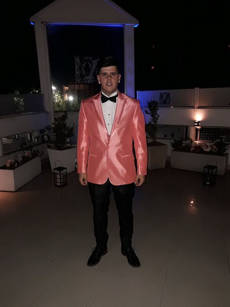 Sabes que se viene terrible partido de copa cuando aparece el dt vestido así