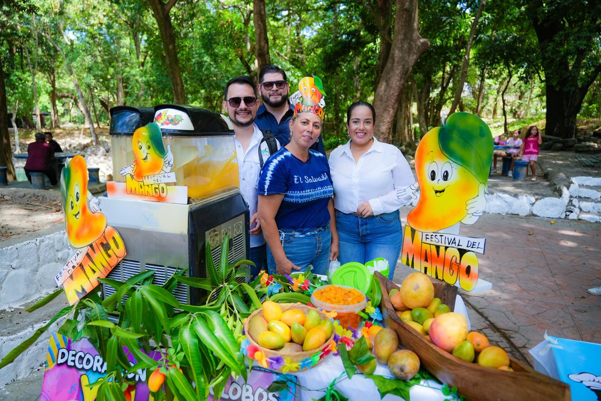 MarcelaPinedaSV's tweet photo. 🌞 Esta mañana tuve el gusto de participar en la conferencia de prensa para anunciar oficialmente la #EXPOMANGO 2025, un evento organizado por el @ISTUSV que celebra uno de los frutos más representativos de nuestra tierra y que reúne el talento, el esfuerzo y la creatividad de nuestra gente. 🥭💛

La cita es este domingo 27 de abril en el Turicentro Ichanmichen, donde viviremos una jornada llena de sabor, cultura y diversión. Habrá exhibición y venta de productos elaborados a base de mango, gastronomía local, música en vivo, actividades recreativas para toda la familia y mucho más.

¡Nos vemos en la EXPO MANGO! 🍃