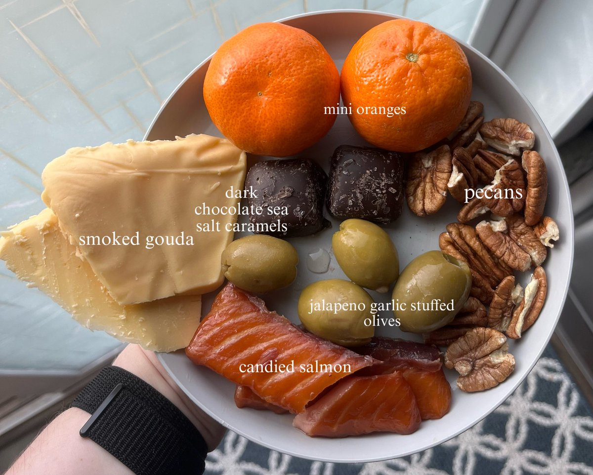 apstleintriumph's tweet photo. pre-gym snack plate https://t.co/qBhGDbnjNK
