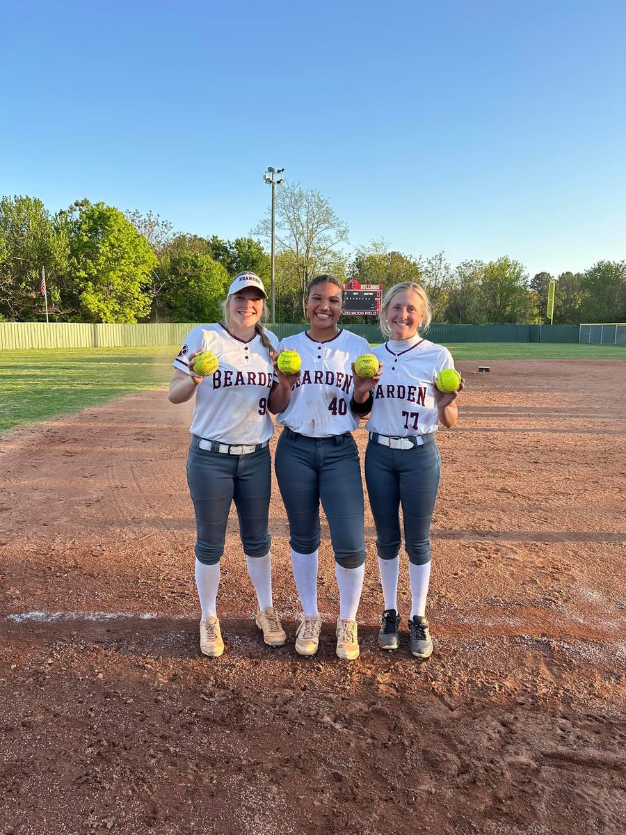 It was an amazing SCHOOL HISTORY RECORD BREAKING night for our Lady Dawgs with a 4 HOMERUN GAME ☄️☄️
🥎 #77 Abby Thompson ‘25
🥎 #99 Jaycie Overton ‘26
Freshman #40 Raya Inge for not only her first High School career HOMERUN but for her Record breaking 🥎🥎 2 HOMERUNS in one game