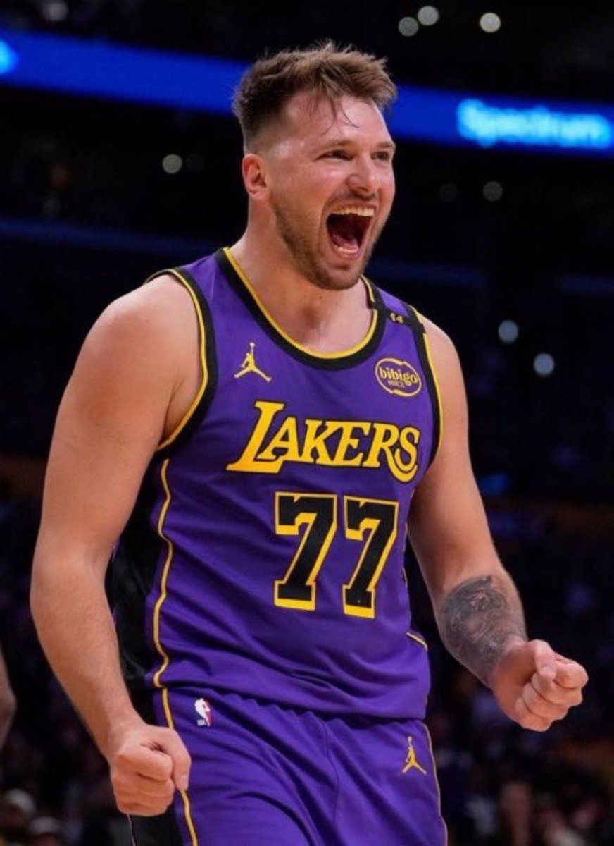 LUKA MF DONCIC:

31 POINTS
3 REBOUNDS 
3 ASSISTS 
3 STEALS
11/16 FGM
6/8 3PM

ITS ONLY HALFTIME. 🔥🔥🔥🔥