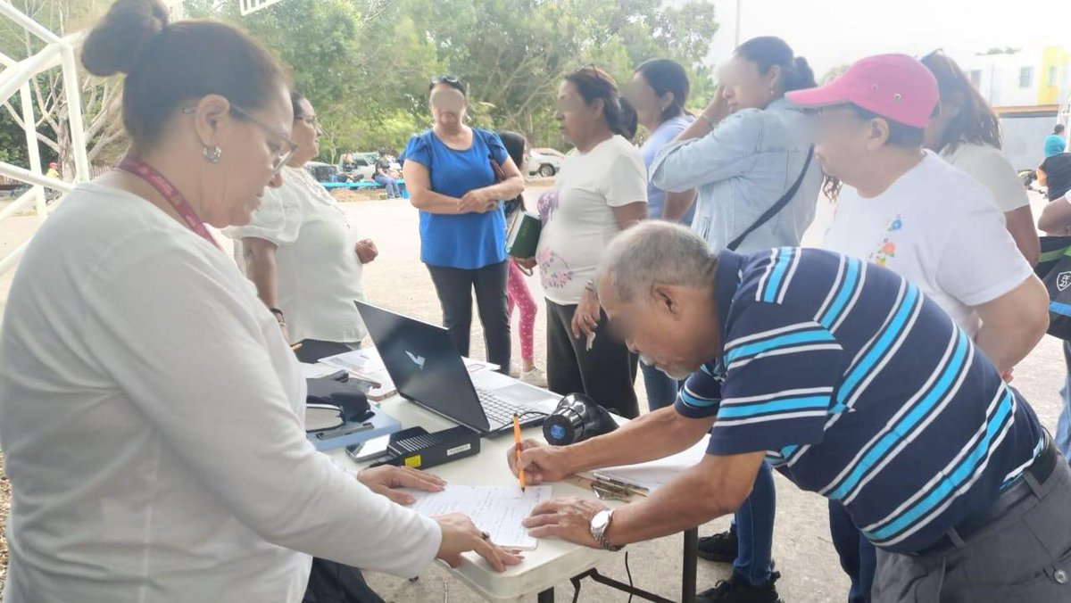 SP_Veracruz's tweet photo. #Entérate 📣 | Con el programa #RedesVecinales 🏡 llevamos jornadas informativas de prevención de la violencia a:
📍Nogales
📍Río Blanco
📍Córdoba
📍Veracruz
🏘️ Trabajamos juntos por una entidad más segura.
👮👮♂️Nuestra misión es preservar tu seguridad.
#PorAmorAVeracruz❤️ https://t.co/ZUhUbTP6gC
