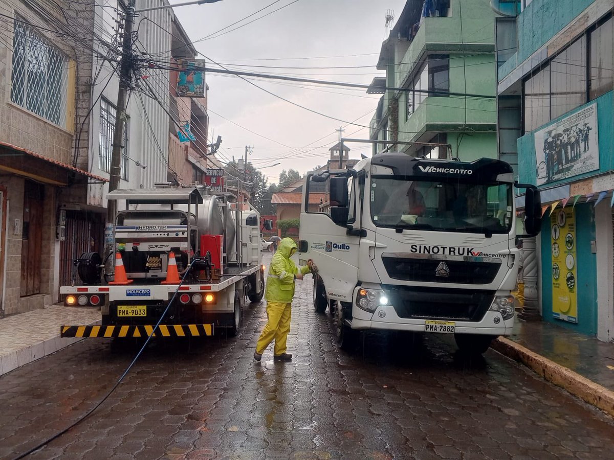 EmAseoQuito's tweet photo. 🚨#Activados24Siete | Servicios de limpieza y aseo en emergencias suscitadas en el sector de #Turumbamba. https://t.co/dhVBPCX21F