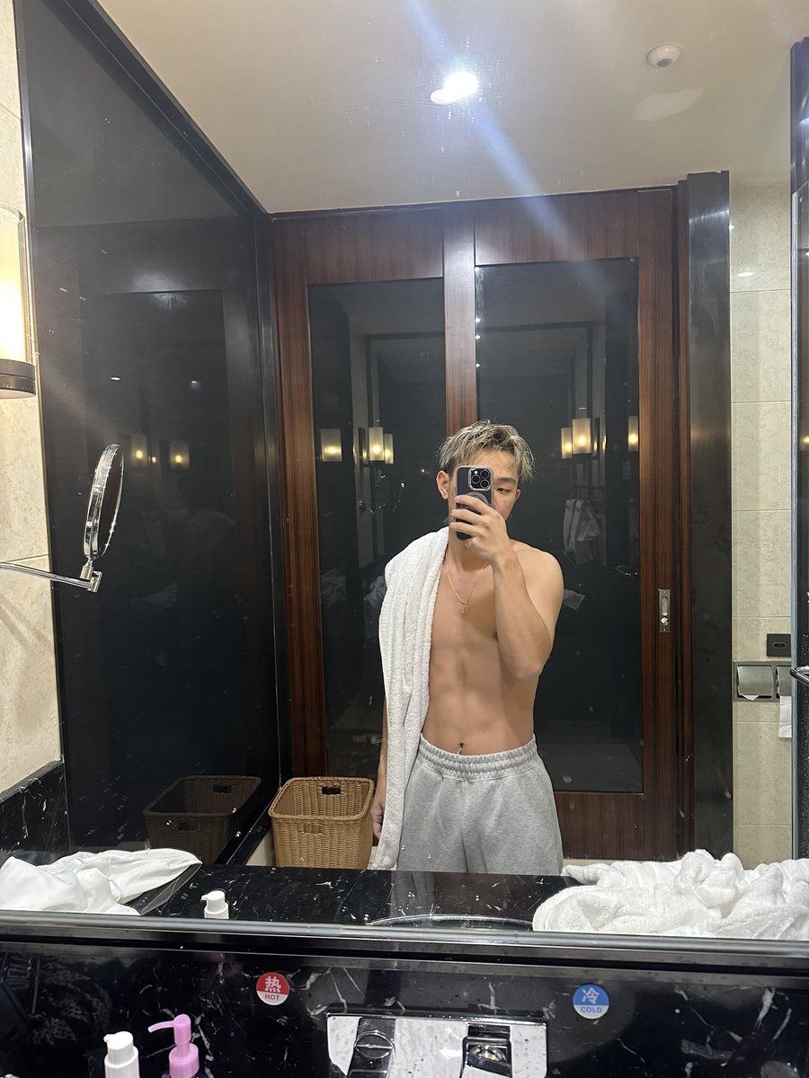 猜一下里面穿什么😗