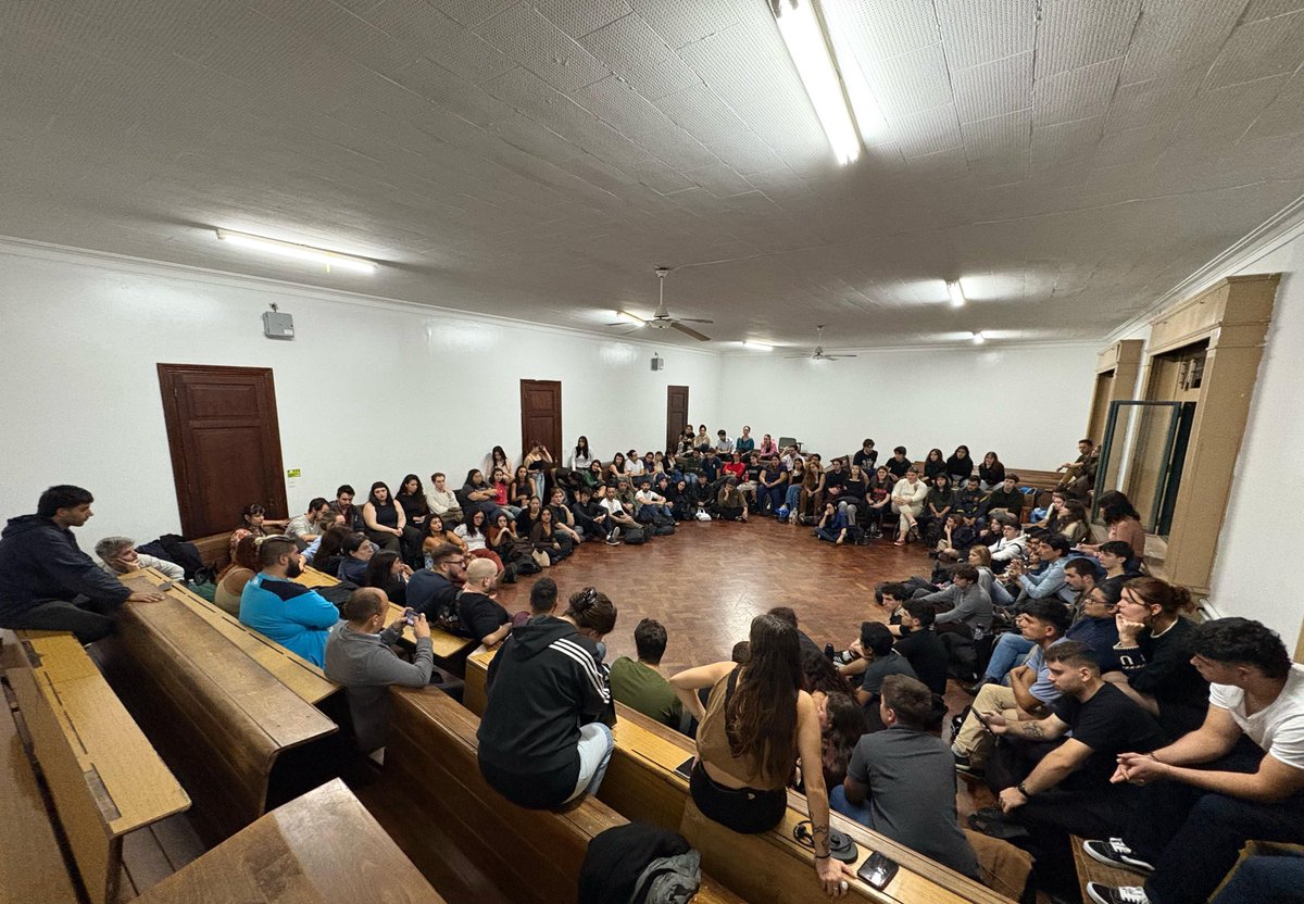 Reunion general en Derecho UBA como todos los miércoles de mi vida.