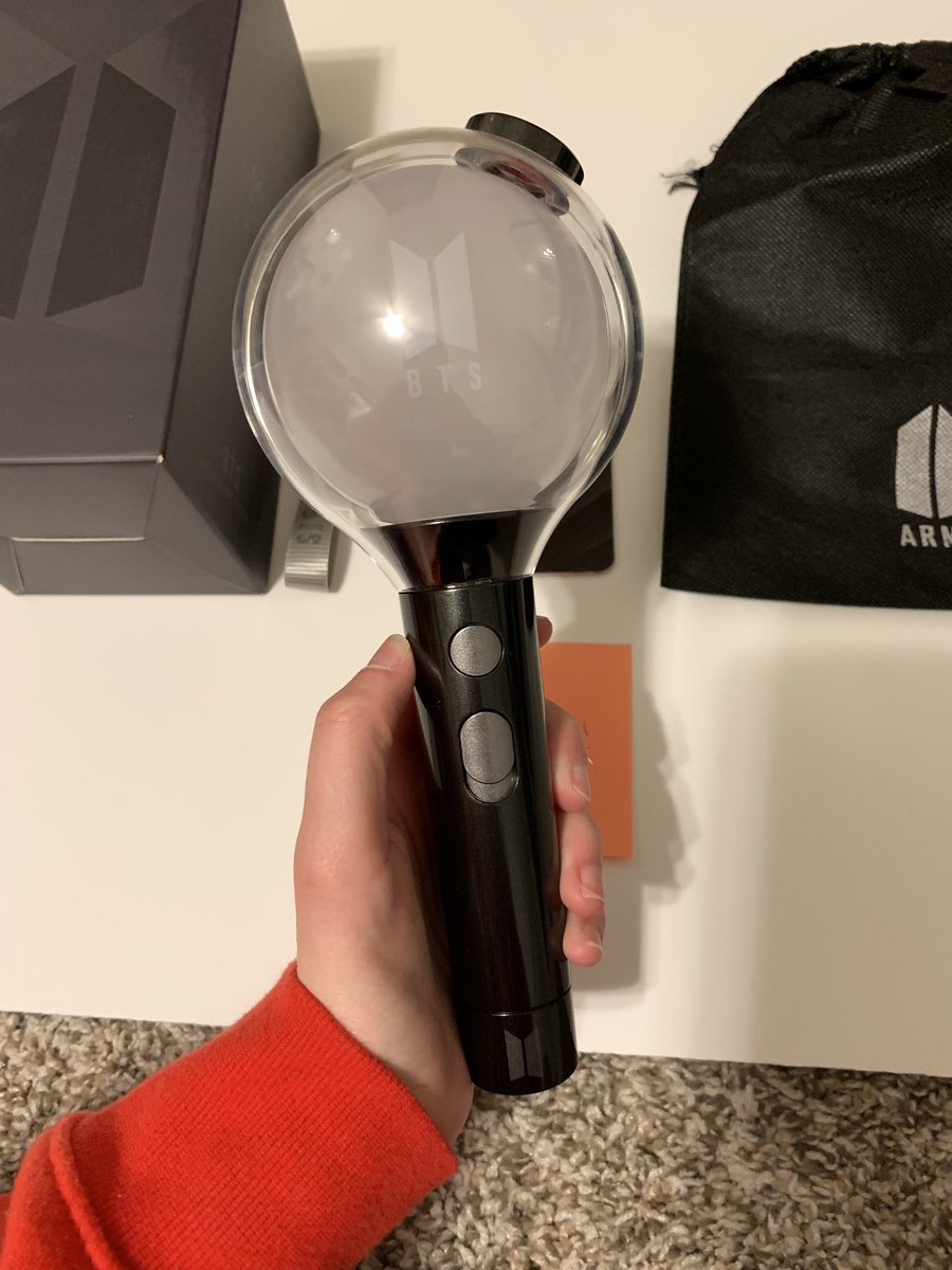 remsungflm's tweet image. Selling my bts light stick ‼️ USA ONLY 

Want: $40 ($30 for light stick + $10 for shipping) - Venmo or PayPal (f&amp;amp;f) 

Everything is included! Photocards have some imperfections/dents. Never been used! 

Pls comment or dm if ur interested #wtsbts #wtsbtsusa #bts