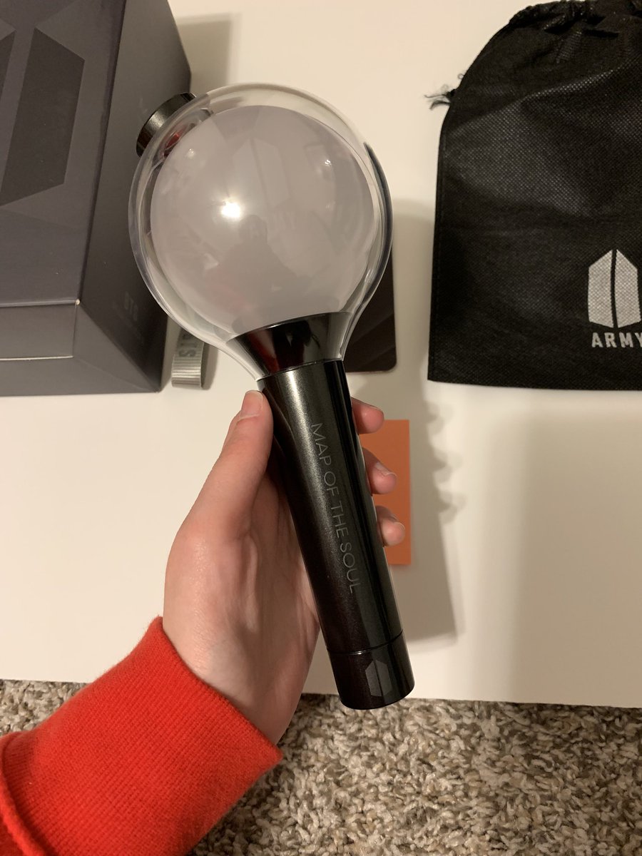 remsungflm's tweet image. Selling my bts light stick ‼️ USA ONLY 

Want: $40 ($30 for light stick + $10 for shipping) - Venmo or PayPal (f&amp;amp;f) 

Everything is included! Photocards have some imperfections/dents. Never been used! 

Pls comment or dm if ur interested #wtsbts #wtsbtsusa #bts