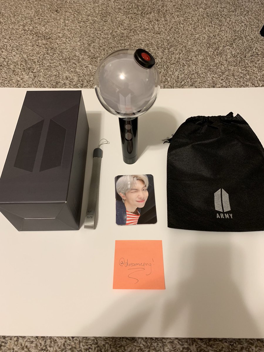 remsungflm's tweet image. Selling my bts light stick ‼️ USA ONLY 

Want: $40 ($30 for light stick + $10 for shipping) - Venmo or PayPal (f&amp;amp;f) 

Everything is included! Photocards have some imperfections/dents. Never been used! 

Pls comment or dm if ur interested #wtsbts #wtsbtsusa #bts