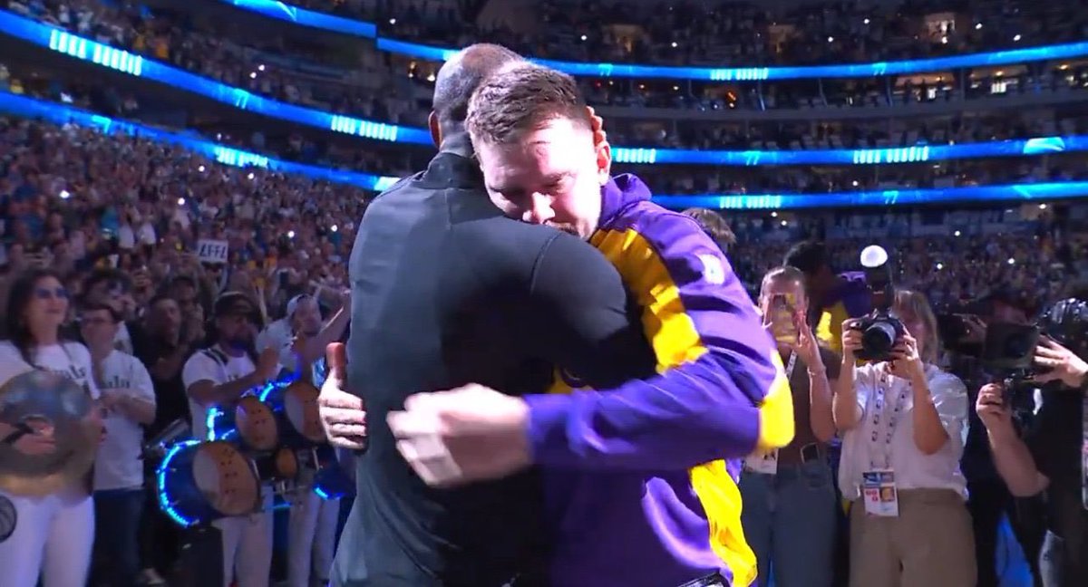 MundoLakers's tweet photo. Esta foto significa mucho para Luka Dončić. Abrazado por su ídolo en uno de los momentos más duros de su carrera. Ahora compañeros de equipo y preparados para ir a por el campeonato juntos. 💜💛 https://t.co/hgmU0dCuFd
