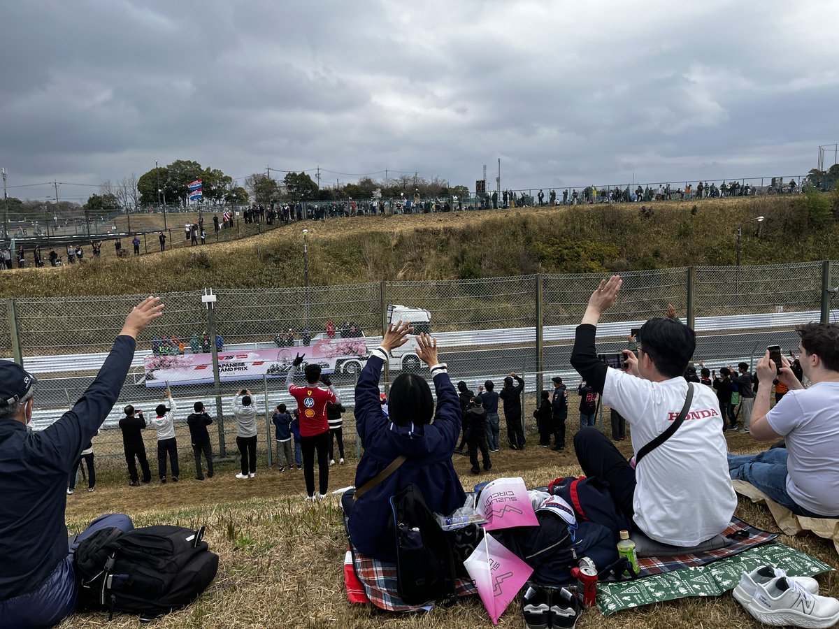 Emigo145's tweet photo. Finally, I went to the Formula 1 race at Suzuka Circuit! It was my first time!

I was so moved by the sound and speed of the F1 cars when I saw them live.
It gave me goosebumps!

It was totally different from watching on TV! https://t.co/d93VwKCxtR