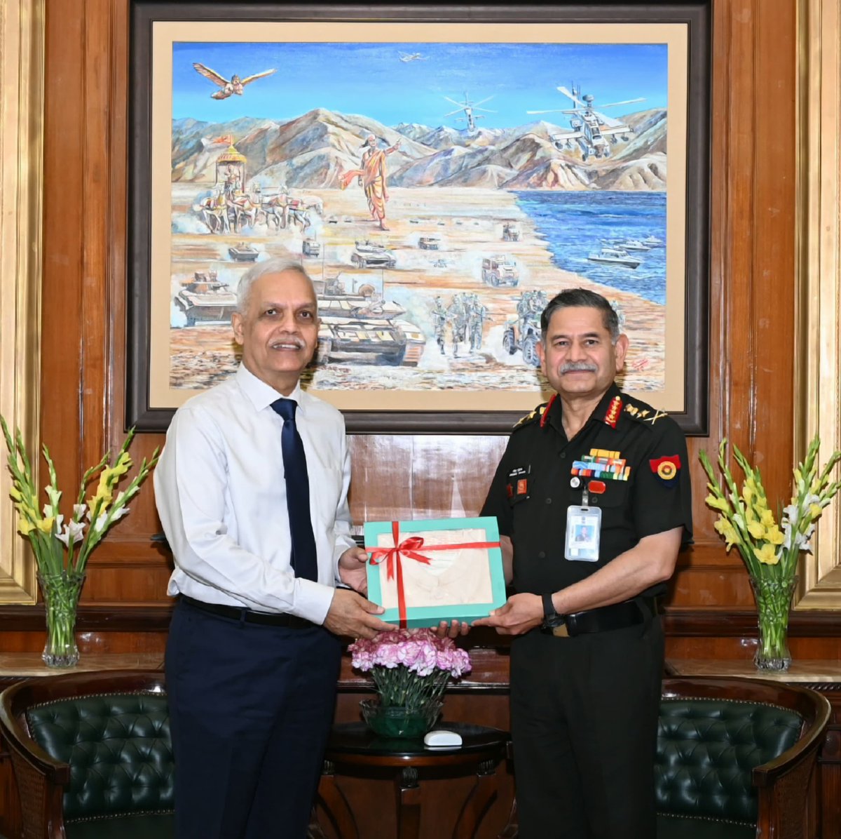 adgpi's tweet photo. Interaction with #Veterans

The senior #Veteran strategic community engaged in a fruitful interaction with #GeneralUpendraDwivedi, #COAS and decision makers of the #Indian Army on contours of future warfare and technological absorption in the Indian Army. The veterans shared valuable insights based on their strategic experiences and the interaction fostered a forward-looking dialogue on transformation of the Indian Army into a future ready force. 

#IndianArmy: Forging the Future
"भूतपूर्व सैनिक, अभूतपूर्व योगदान"

#IndianArmy 
#YearofTechAbsorption 
#DecadeofTransformation 
@DefenceMinIndia
@SpokespersonMoD
@HQ_IDS_India 
@DIAV20