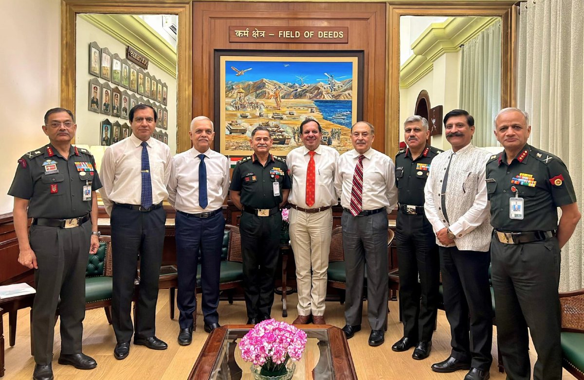 Interaction with #Veterans

The senior #Veteran strategic community engaged in a fruitful interaction with #GeneralUpendraDwivedi, #COAS and decision makers of the #Indian Army on contours of future warfare and technological absorption in the Indian Army. The veterans shared