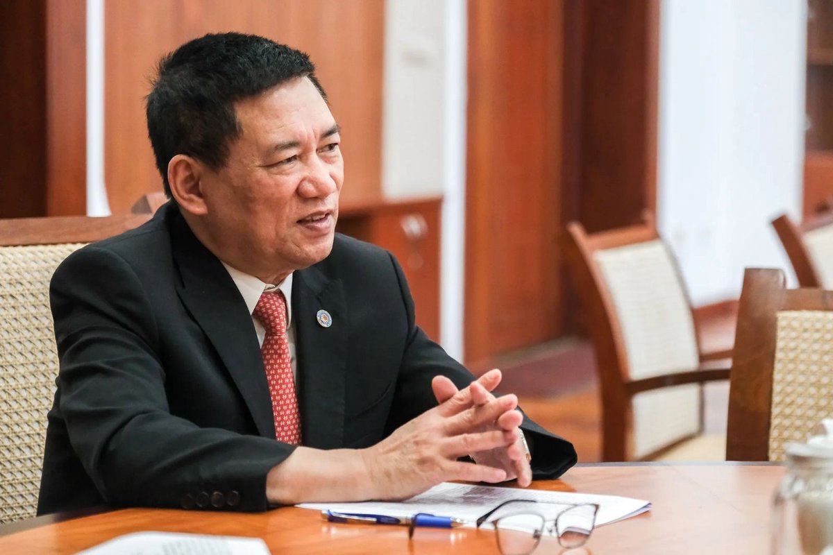 MarioNawfal's tweet photo. 🚨🇻🇳🇺🇸 VIETNAM AND U.S. TO BEGIN TRADE TALKS

Vietnam and the U.S. have agreed to launch negotiations for a “reciprocal” trade agreement, marking a potential new chapter in bilateral economic ties. 

The agreement was confirmed after Vietnam’s Deputy Prime Minister Ho Duc Phoc met U.S. Trade Representative Jamieson Greer in Washington on April 9, 2025.

Phoc said the talks aim to "concretize" commitments discussed between General Secretary To Lam and President Trump on April 4. 

Vietnam affirmed its commitment to maintaining stable trade with the U.S. to benefit both nations' people and businesses.

Source: Bloomberg