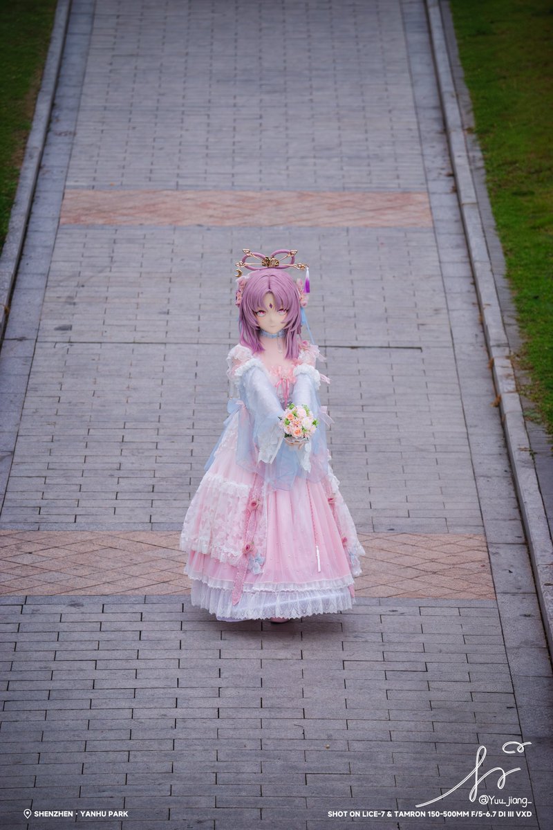 裙裾若繁英 
手中温柔霞色映 
倩影画中行

🍓🍰：<a href="/shiyueyueshi/">时月</a>
🔧👶：<a href="/Criss1573/">Criss</a>
📸：<a href="/Yuu_jiang_/">🐟</a>