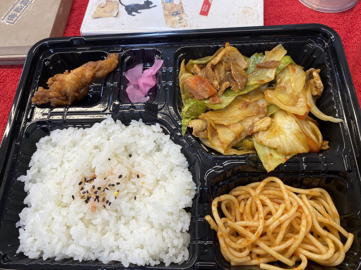 kawasakimayokun's tweet photo. 『ドリームハイ』昨日から小屋入りで昼夜の楽屋弁当はこんな感じだった。有り難いね。昔とはいろんな事が随分違う。
#ドリームハイ
#楽屋弁当
#川﨑麻世
#川崎麻世
#FCUPOK https://t.co/ZGpvmB0uMg