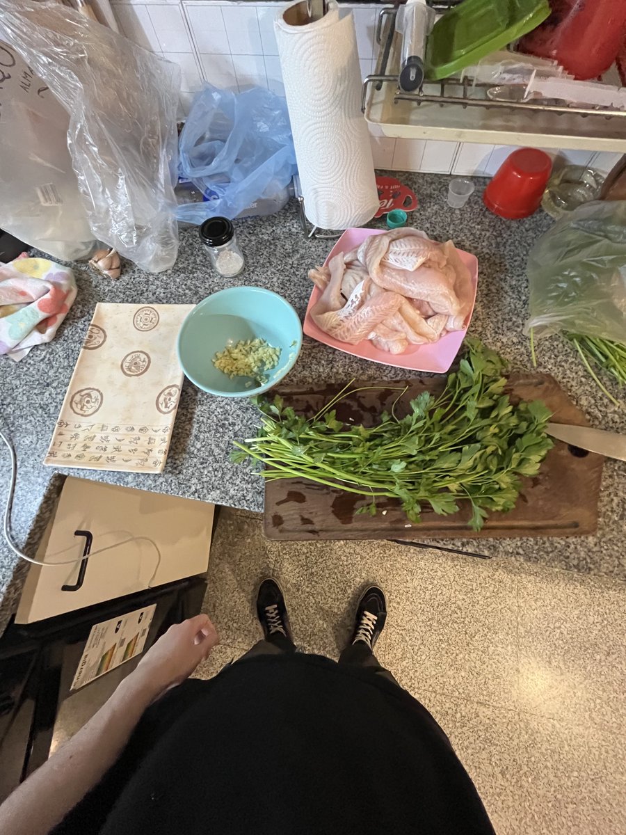 got a lot of stuff to process and idk how to deal with it so i’m just gonna cook instead

tengo un monton de cosas que procesar y no se como lidiar con eso asi que mejor me puse a cocinar

🦎