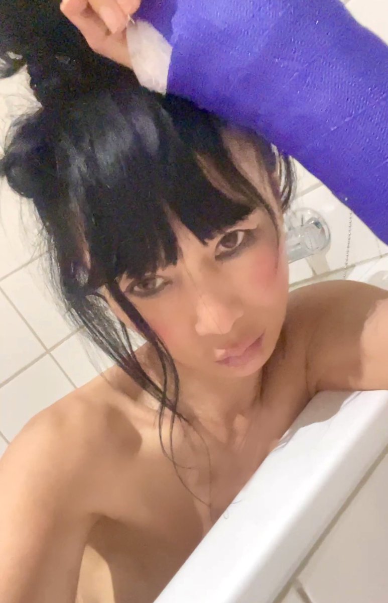 10pics since I am suffering with my hand injury decided to make a #fashion #fashionstatement no one has done before with only my #Purplecast  in #bathtub in #danmark read instagram.com/p/DIPyIxkIO8W/…  #bailingmovie #bailingfashion #白靈電影 #白靈時尚 the-sun.com/entertainment/…