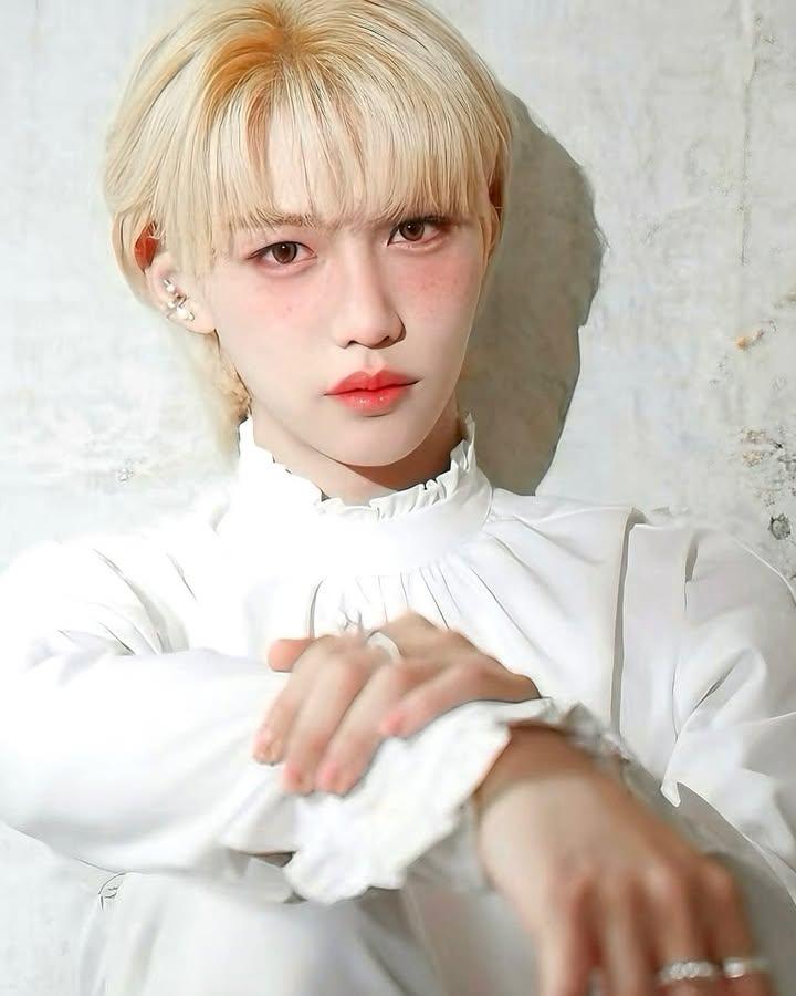 kim136322's tweet photo. @allkpop @Meowbok915 thanks for the post, this is my favorite #Feilx quote
“Embrace your uniqueness and don’t be afraid to show the world who you truly are. You are beautiful just the way you are.” https://t.co/g973Q6ABEj