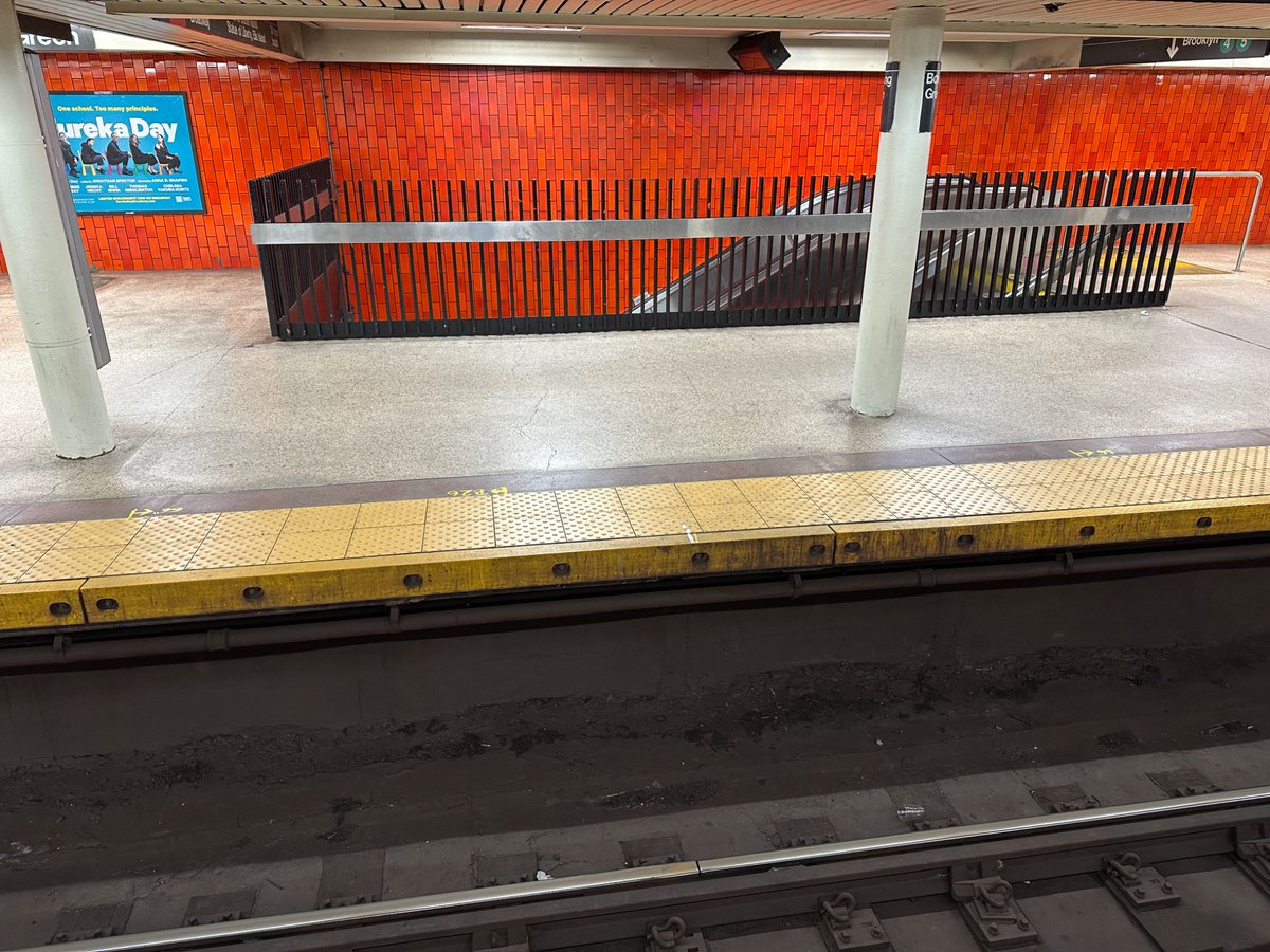 pinguman789's tweet photo. The uptown platform at Bowling Red (green) also has markings for platform edge fences. Also shown is another view of markings on the downtown platform. https://t.co/Ngt2dF4S8U