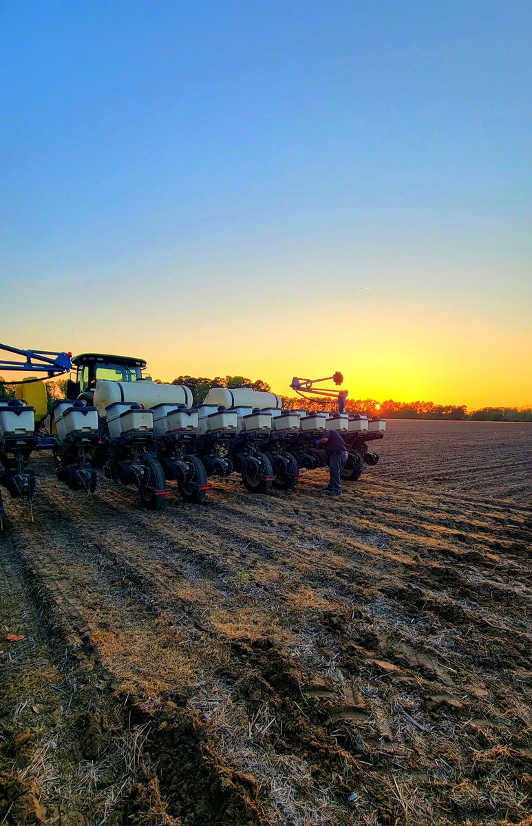 spivey_terrell's tweet photo. First Day Of Corn Planting Successful! Couldn't Resist That Beeeauuuutiful Sunset! 😍🙌 https://t.co/1kxEogz2VH