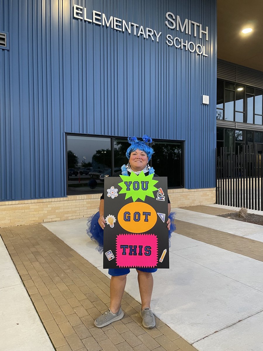 DVISD_SES's tweet photo. Today our fifth graders took the STARR test. As they arrived at school they were greeted by a special cheerleader, Smith PTA president, Ms. Luna! #BestCheerleaderEver #CheeringOnTheStallions #YouGotThis #WeAreStallionStrong https://t.co/D4ySbPgR6K
