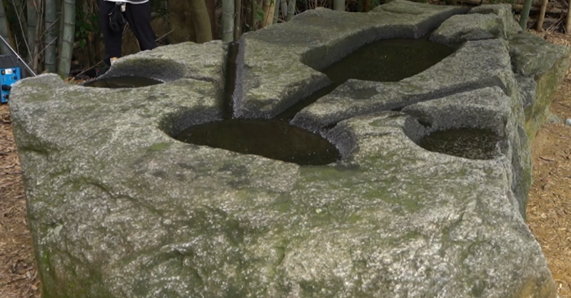 石の上面に刻まれた不思議な模様を見てワクワク💞 何に使われれた石な