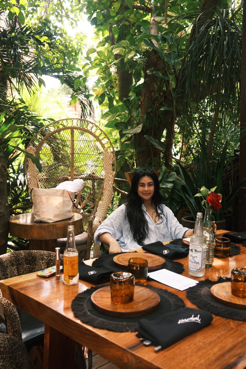 paowardini's tweet photo. Life update 🏝️💍🍔 https://t.co/O9ZQZ79VRp