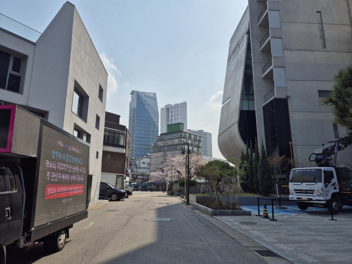 PJWLeague's tweet photo. The truck for the second day is already at YG! 

YG, Jeongwoo deserves better!

Thanks to PH fans’ and worldwide fans’ support. Let’s continue supporting our Jeongwoo!

JEONGWOO’S VOICE, YG’S SILENCE 
#LetJeongwooShine
#YGRespectJeongwoo #ThanksForNothingYG @ygent_official https://t.co/aIhAfBpv8D