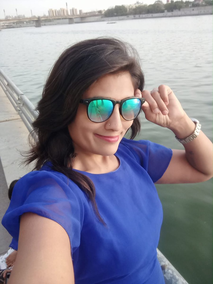 "सपने में देखा, मैं बन गया हूँ राजा,
   पर आँख खुली, तो मिला सिर्फ़ तकिया बाजा।
   सुबह-सुबह ये कैसा मज़ाक है भाई,
   गुड मॉर्निंग,  #GoodMorning