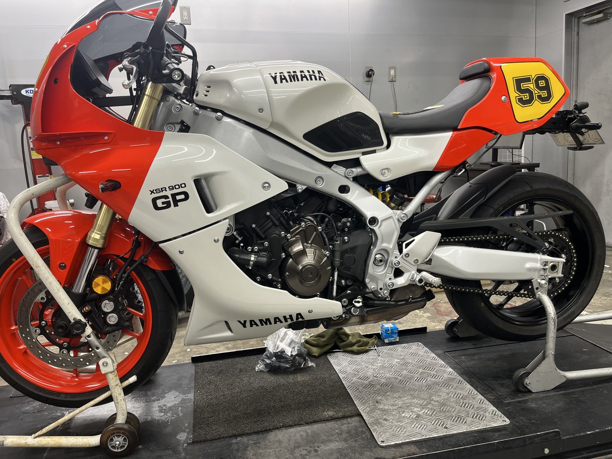 おはようございます☁️ 工場はXSR900GPのホイール交換からスタート