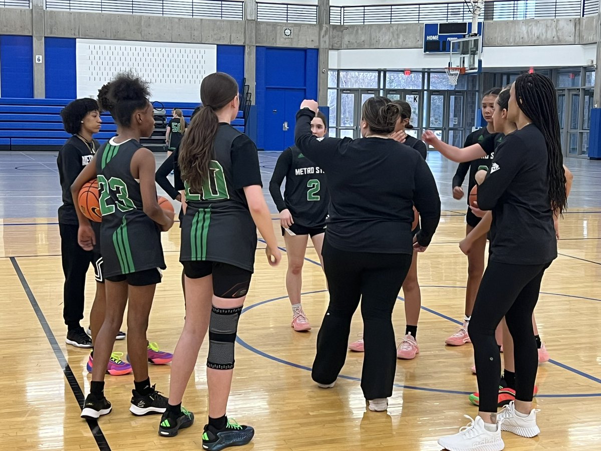 EricJrAllStar's tweet photo. Big shoutout and thank you to @MnMetroStars letting me come check out practice tonight! 🏀🔥 https://t.co/8f6vMDq5q1