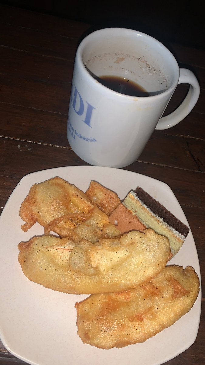 aaark96's tweet photo. @FOODFESS2 Pisang goreng bikinan sendiriiiii https://t.co/fKoa5STuul